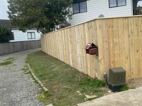 New timber fence beside a gravel driveway, Palmerston North
